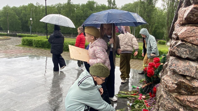 Возложение цветов к памятнику "Катюша".